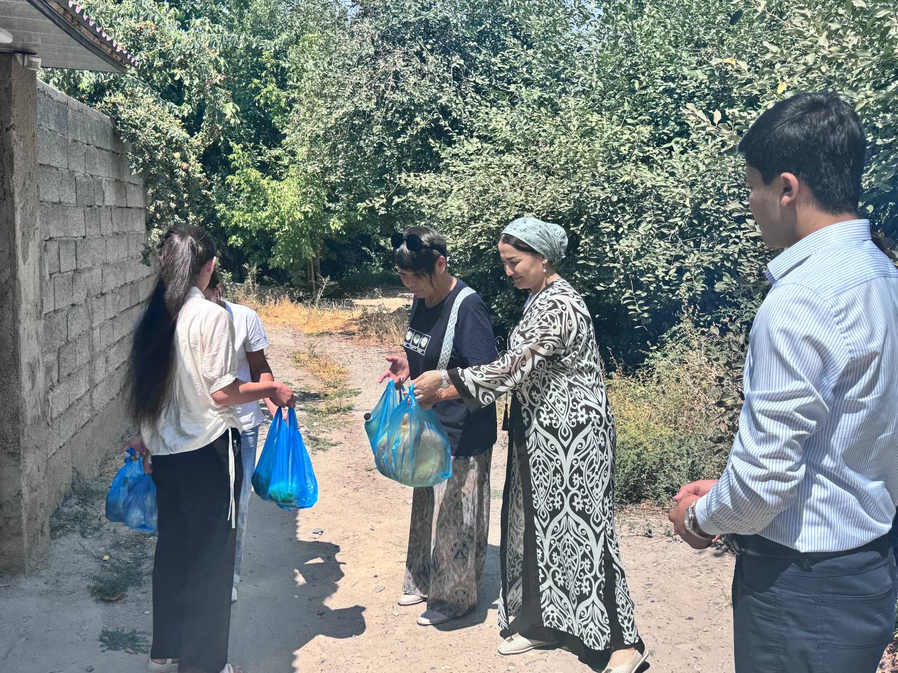 Buxgalteriya hisobi va menejment fakulteti jamoasi ehtiyojmand oilalar va yolgʻiz keksalar holidan xabar oldi SamISI