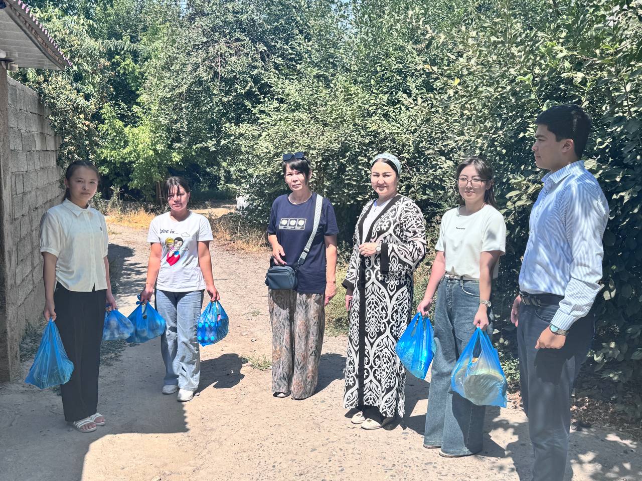 “The team of the Faculty of Accounting and Management visited needy families and lonely elderly people to provide assistance and support”