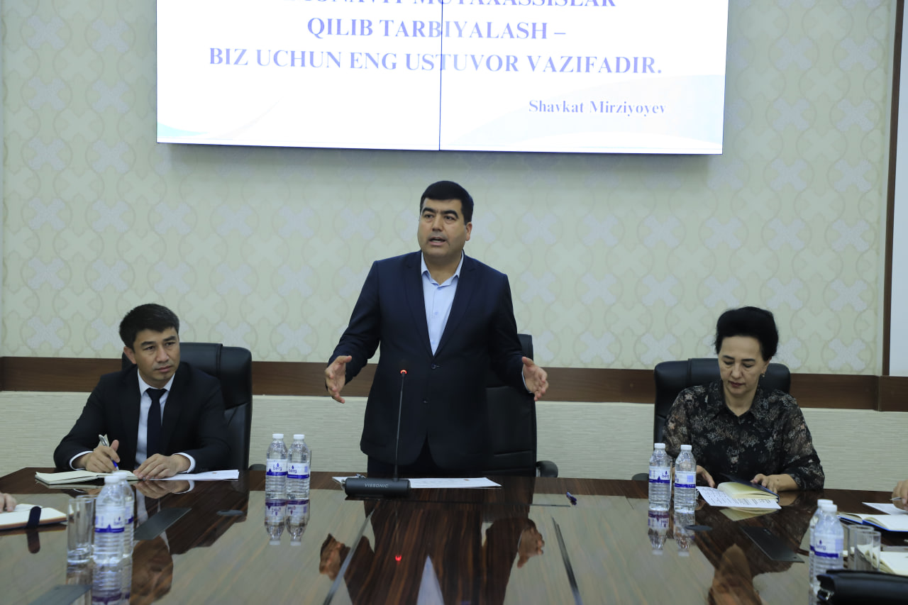 An open dialogue with students and youth was organized at the Samarkand Institute of Economics and Service with the participation of Behzod Rahmatullayev, head of the organizational and personnel group of the Samarkand regional administration - SamISI